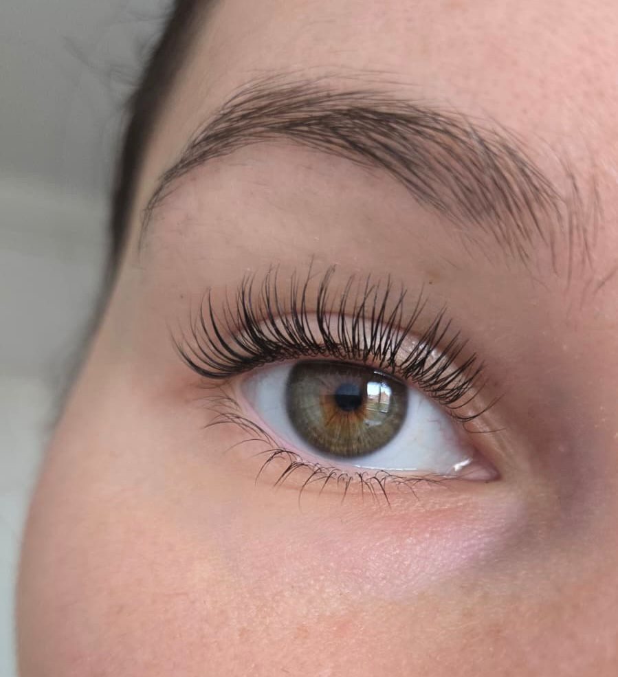 Close-up van gelifte wimpers na een lash lift